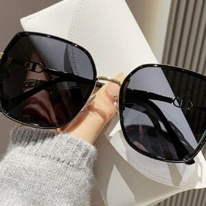 Elegant Black Square Sunglasses for Women